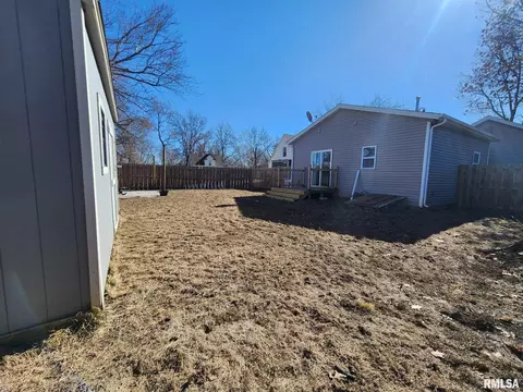 Exterior - 201 E Washington St, Athens, IL 62613 photo 2 of 10