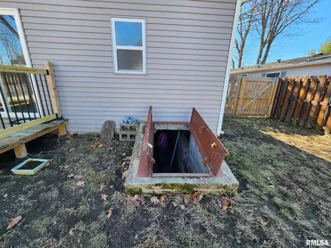 Exterior - 201 E Washington St, Athens, IL 62613 photo 8 of 10