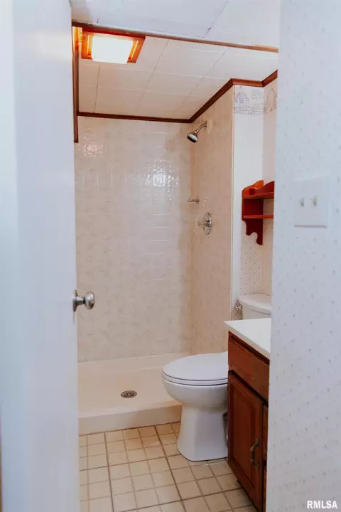 Bath - 2256 E Black Ave, Springfield, IL 62702 photo 2 of 2