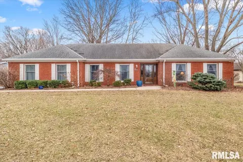 9 Edgewood Dr, Auburn, IL 62615