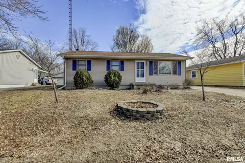 624 N Pine St, Taylorville, IL 62568