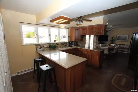 Kitchen - 2121 S Lincoln Ave, Springfield, IL 62704 photo 3 of 4