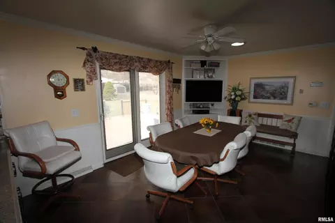 Dining - 2121 S Lincoln Ave, Springfield, IL 62704 photo 4 of 6