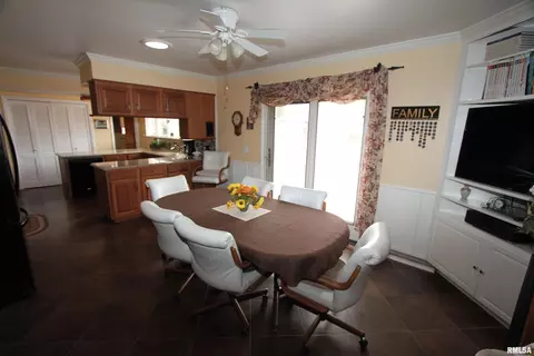 Dining - 2121 S Lincoln Ave, Springfield, IL 62704 photo 3 of 6