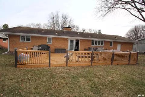 Exterior - 2121 S Lincoln Ave, Springfield, IL 62704 photo 4 of 4