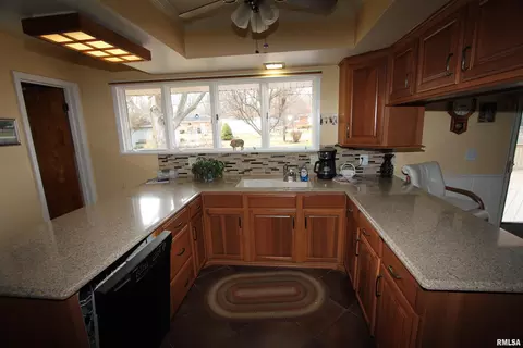 Kitchen - 2121 S Lincoln Ave, Springfield, IL 62704 photo 1 of 4