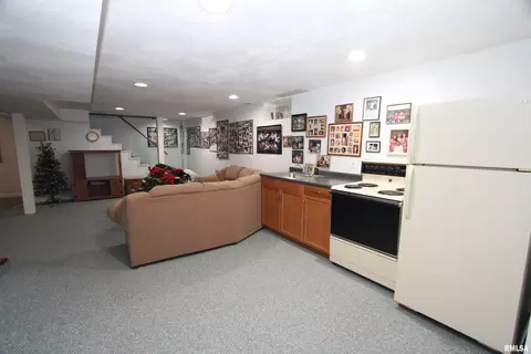 Kitchen - 2121 S Lincoln Ave, Springfield, IL 62704 photo 4 of 4
