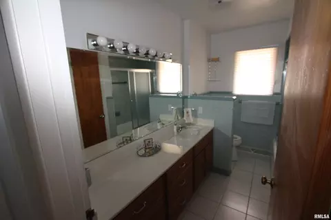 Bath - 2121 S Lincoln Ave, Springfield, IL 62704 photo 1 of 2