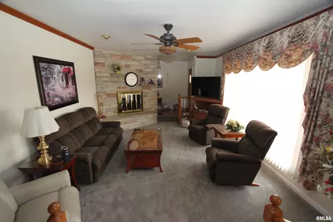 Living - 2121 S Lincoln Ave, Springfield, IL 62704 photo 2 of 2