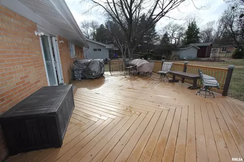 Exterior - 2121 S Lincoln Ave, Springfield, IL 62704 photo 2 of 4