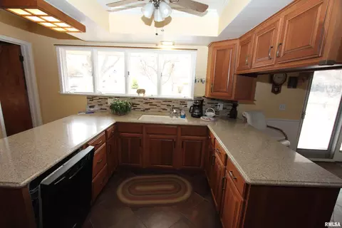 Kitchen - 2121 S Lincoln Ave, Springfield, IL 62704 photo 2 of 4