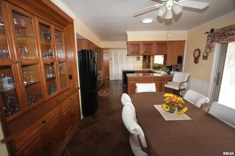 Dining - 2121 S Lincoln Ave, Springfield, IL 62704 photo 1 of 6
