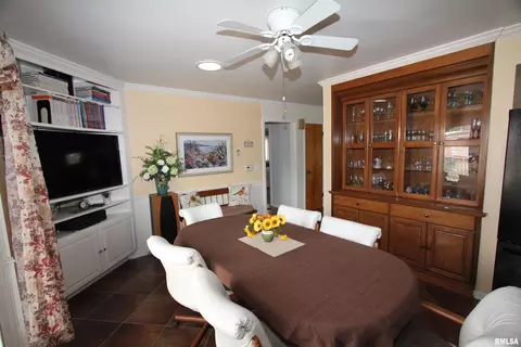 Dining - 2121 S Lincoln Ave, Springfield, IL 62704 photo 2 of 6