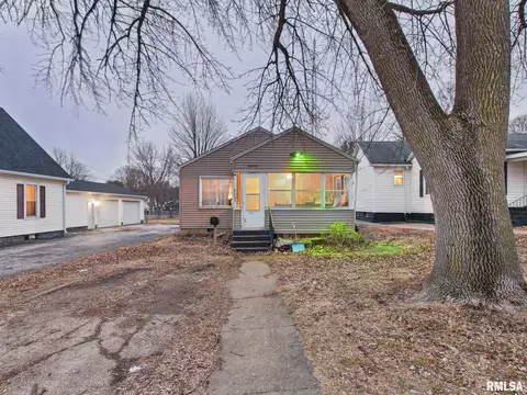 551 3rd St, Lincoln, IL 62656