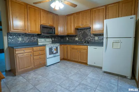 Kitchen - 66 Dawn Dr, Springfield, IL 62702 photo 1 of 2