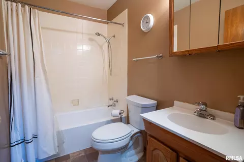 Bath - 66 Dawn Dr, Springfield, IL 62702 photo 1 of 1