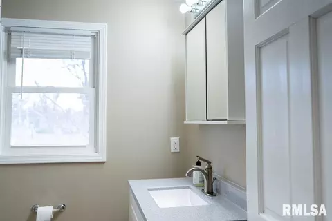 Bath - 1316 W Lawrence Ave, Springfield, IL 62704 photo 4 of 6
