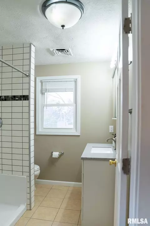 Bath - 1316 W Lawrence Ave, Springfield, IL 62704 photo 3 of 6