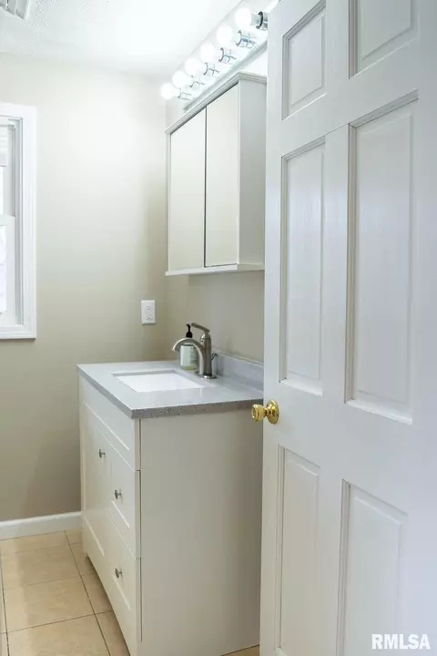 Bath - 1316 W Lawrence Ave, Springfield, IL 62704 photo 6 of 6