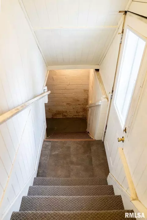Entry Way - 1316 W Lawrence Ave, Springfield, IL 62704 photo 4 of 4