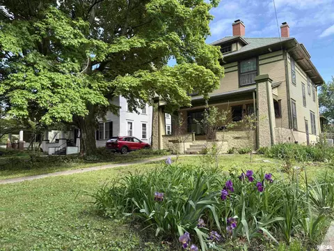 1018 W College Ave, Jacksonville, IL 62650