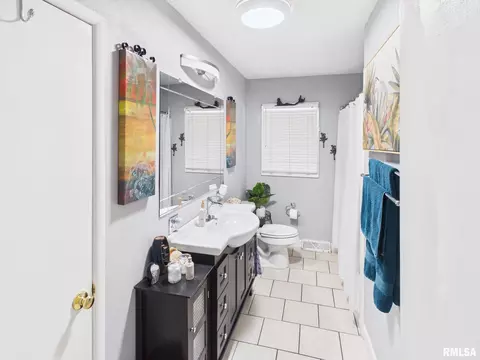 Bath - 29 N Oxford Rd, Springfield, IL 62702 photo 1 of 1