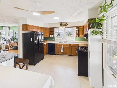 Kitchen - 29 N Oxford Rd, Springfield, IL 62702 photo 2 of 4