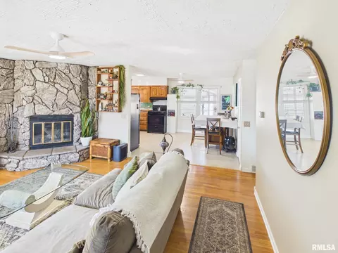 Living - 29 N Oxford Rd, Springfield, IL 62702 photo 4 of 4