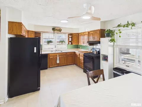 Kitchen - 29 N Oxford Rd, Springfield, IL 62702 photo 1 of 4