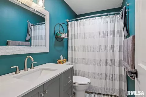 Bath - 6214 Hayley Ct, Springfield, IL 62712 photo 3 of 3