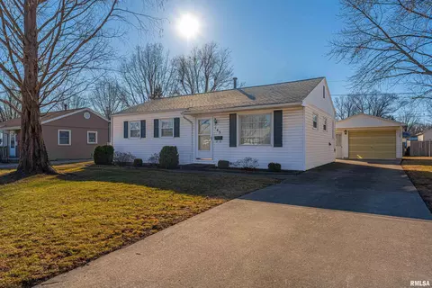 145 Debruler Dr, Lincoln, IL 62656