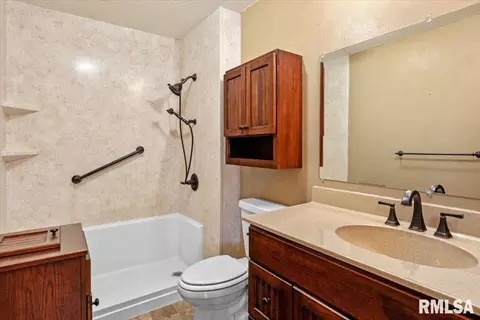 Bath - 7 Centennial Ave, Franklin, IL 62638 photo 1 of 1