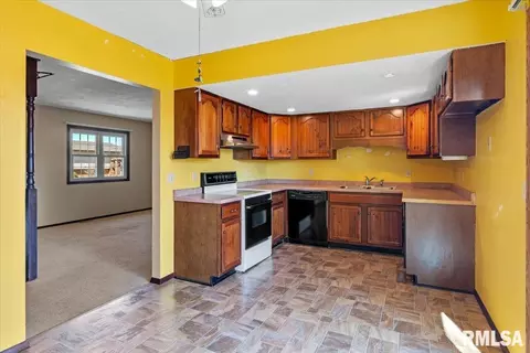 Kitchen - 7 Centennial Ave, Franklin, IL 62638 photo 2 of 4