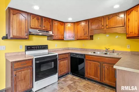 Kitchen - 7 Centennial Ave, Franklin, IL 62638 photo 3 of 4