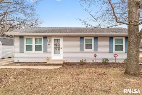 830 N 7th St, Riverton, IL 62561