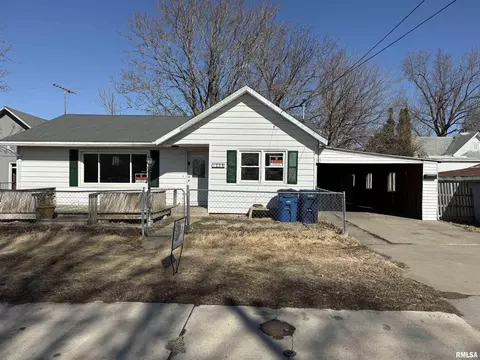 208 W 10th Ave, Monmouth, IL 61462