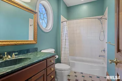 Bath - 3609 Melissa Dr, Springfield, IL 62711 photo 6 of 8