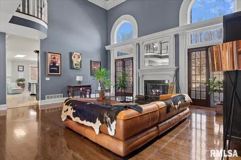 Living - 3609 Melissa Dr, Springfield, IL 62711 photo 3 of 6