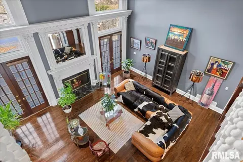 Living - 3609 Melissa Dr, Springfield, IL 62711 photo 2 of 6