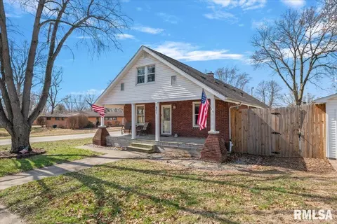 901 N 6th St, Riverton, IL 62561