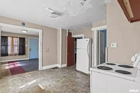 Entry Way - 2160 S 14th St, Springfield, IL 62703 photo 3 of 6