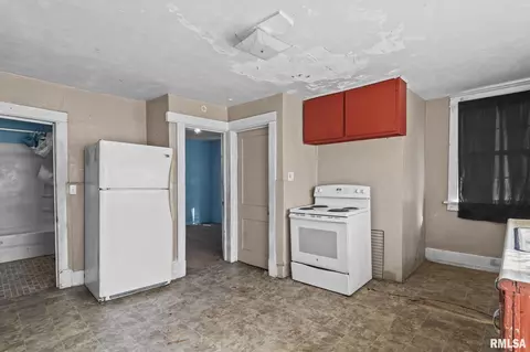 Kitchen - 2160 S 14th St, Springfield, IL 62703 photo 1 of 2