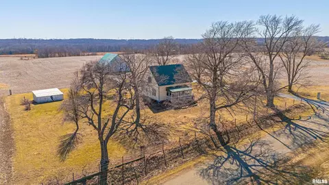 8000 Gash Bridge Rd, Clinton, IL 61727