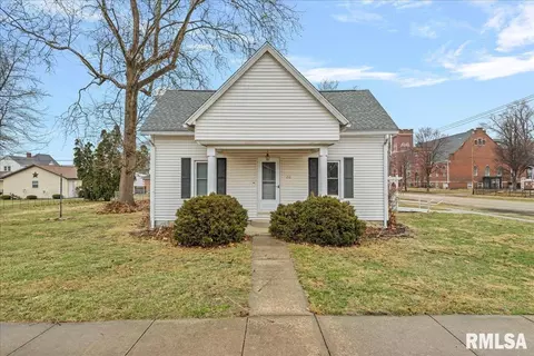 152 E Van Buren St, Greenview, IL 62642