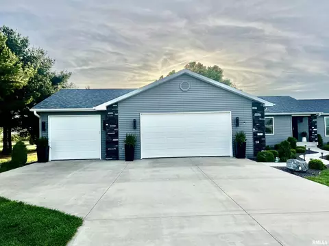 15 Trussell Rd, Jacksonville, IL 62650