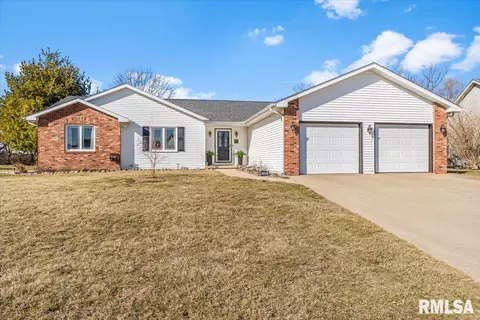 145 Parkway Dr, Chatham, IL 62629