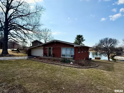 807 Poplar Dr, Petersburg, IL 62675