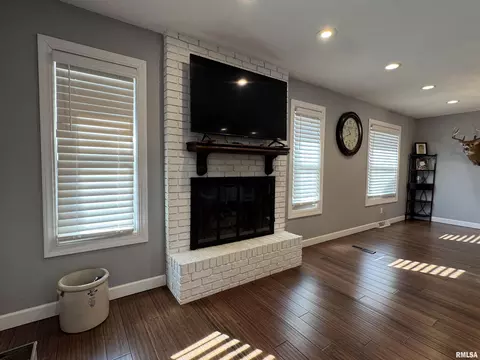 Living - 3300 Haviland Dr, Springfield, IL 62704 photo 7 of 9