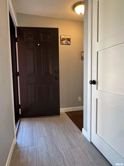 Entry Way - 3300 Haviland Dr, Springfield, IL 62704 photo 1 of 3