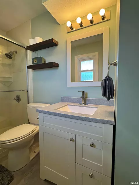 Bath - 3300 Haviland Dr, Springfield, IL 62704 photo 4 of 8